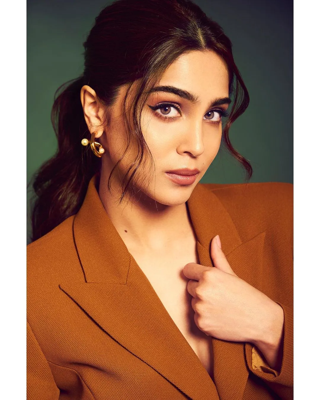 Athiya Shetty In Pearls des Celeste Twisted Hoops