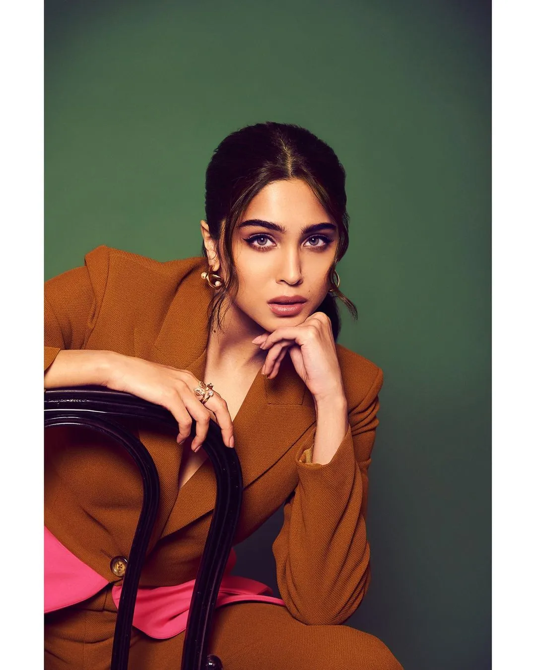 Athiya Shetty In Pearls des Celeste Twisted Hoops