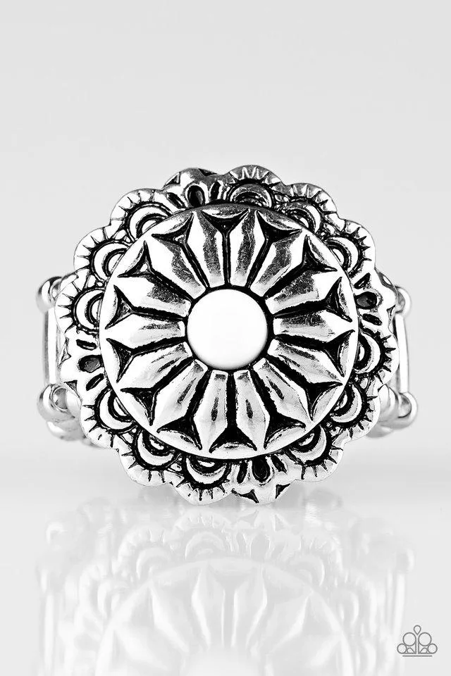 Paparazzi Ring ~ Daringly Daisy - White