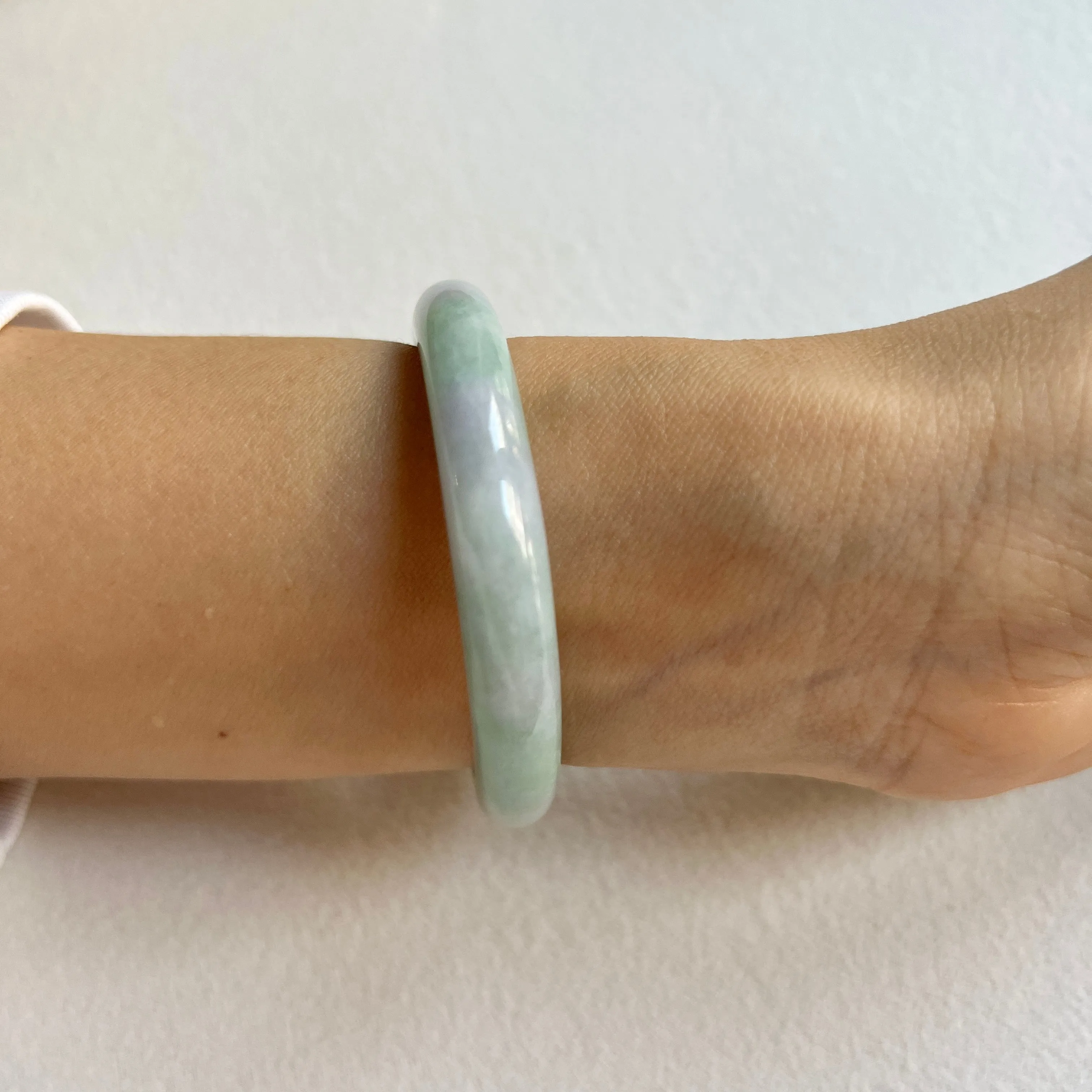 SOLD OUT: 53.2mm A-Grade Natural Lavender Green Jadeite Modern Oval Bangle No. 152025