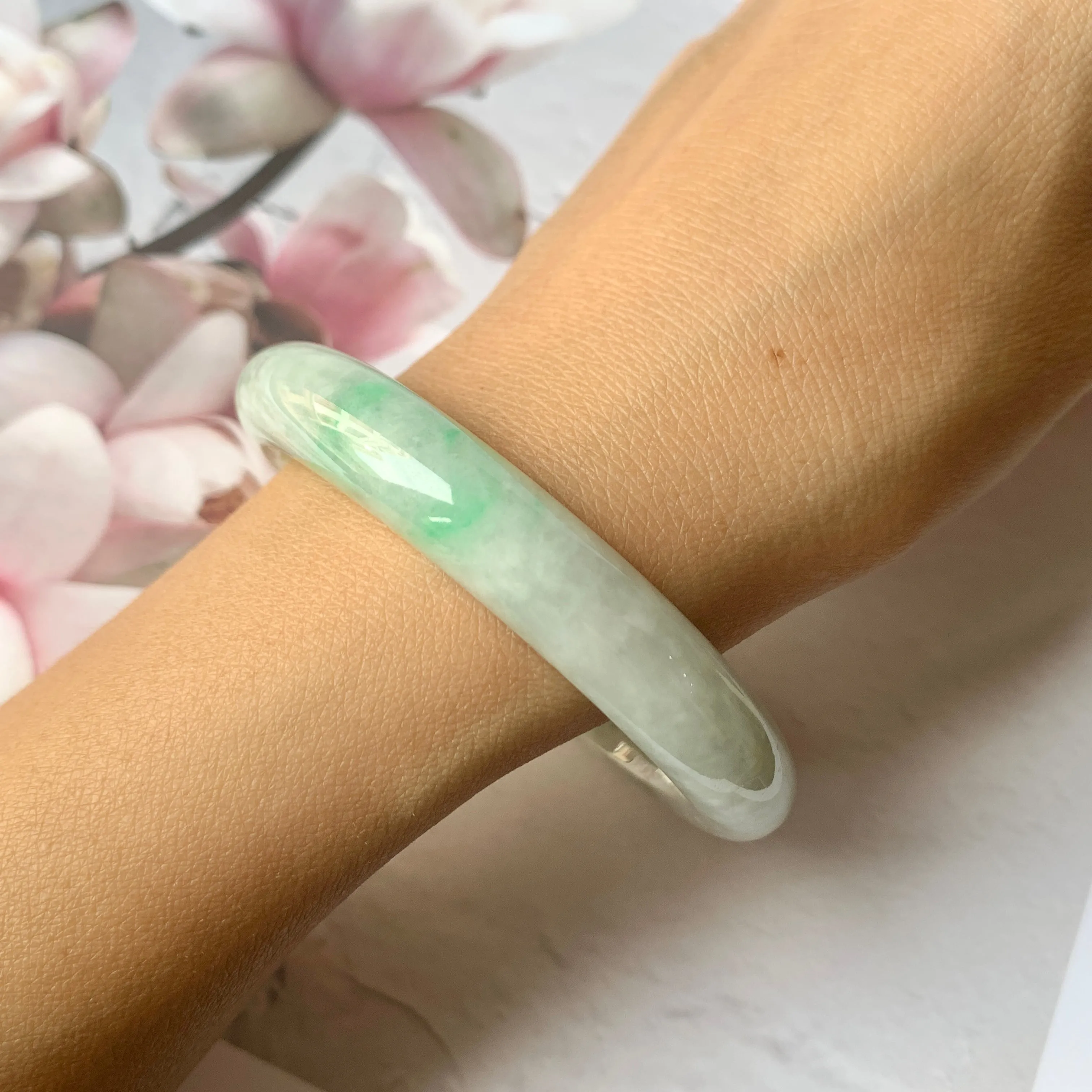 SOLD OUT: 54.1mm A-Grade Natural Moss On Snow Jadeite Modern Round Bangle No.151789