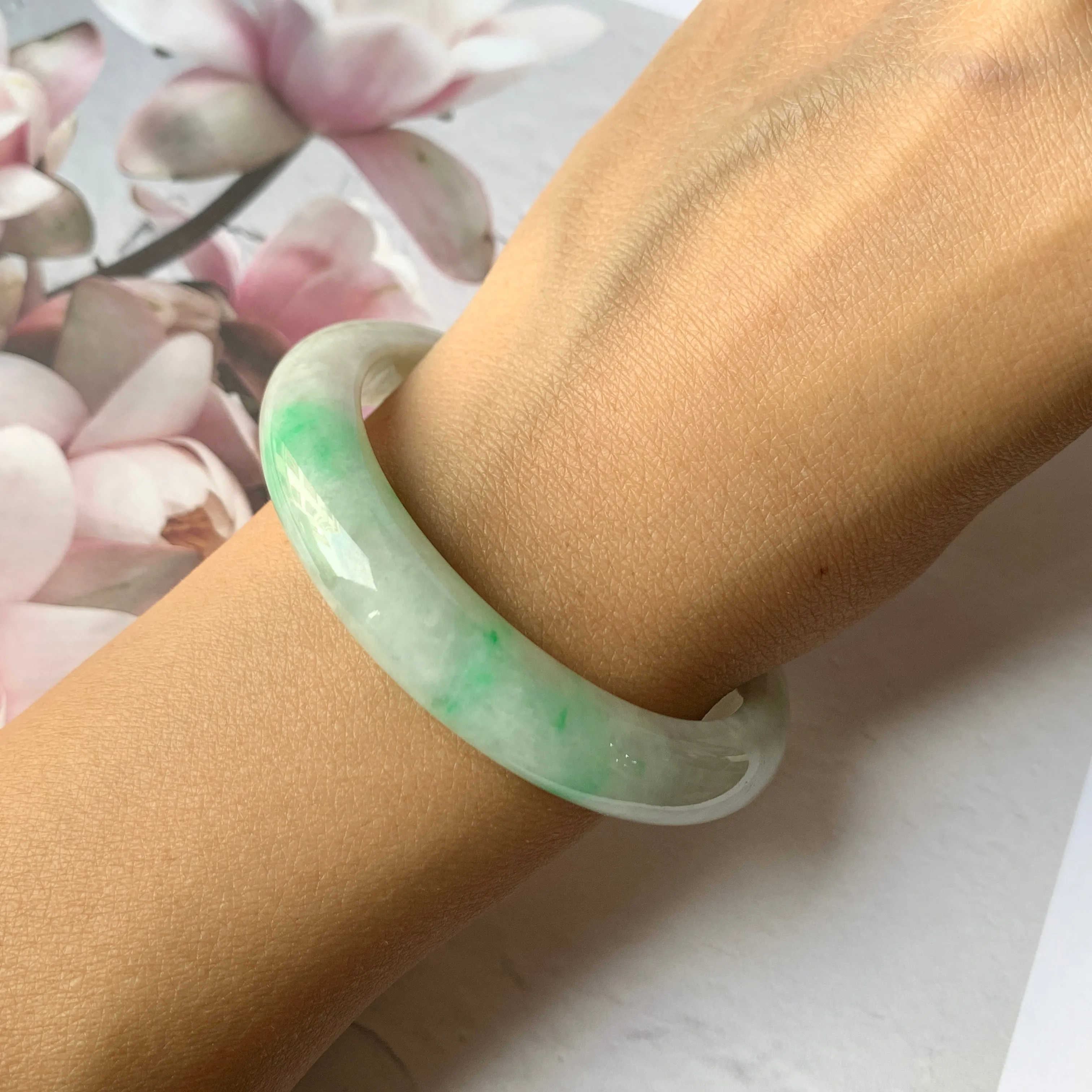 SOLD OUT: 54.1mm A-Grade Natural Moss On Snow Jadeite Modern Round Bangle No.151789