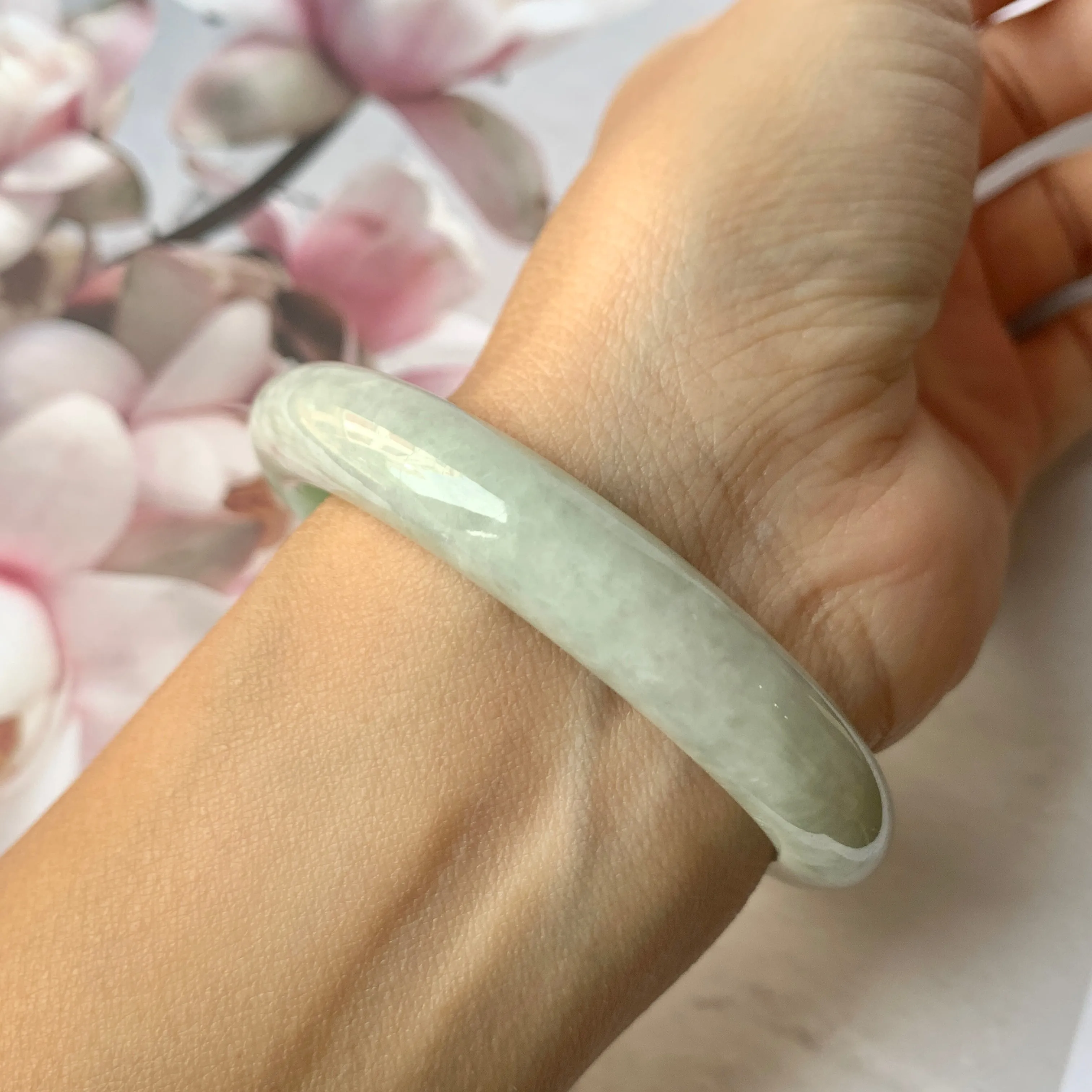 SOLD OUT: 54.1mm A-Grade Natural Moss On Snow Jadeite Modern Round Bangle No.151789