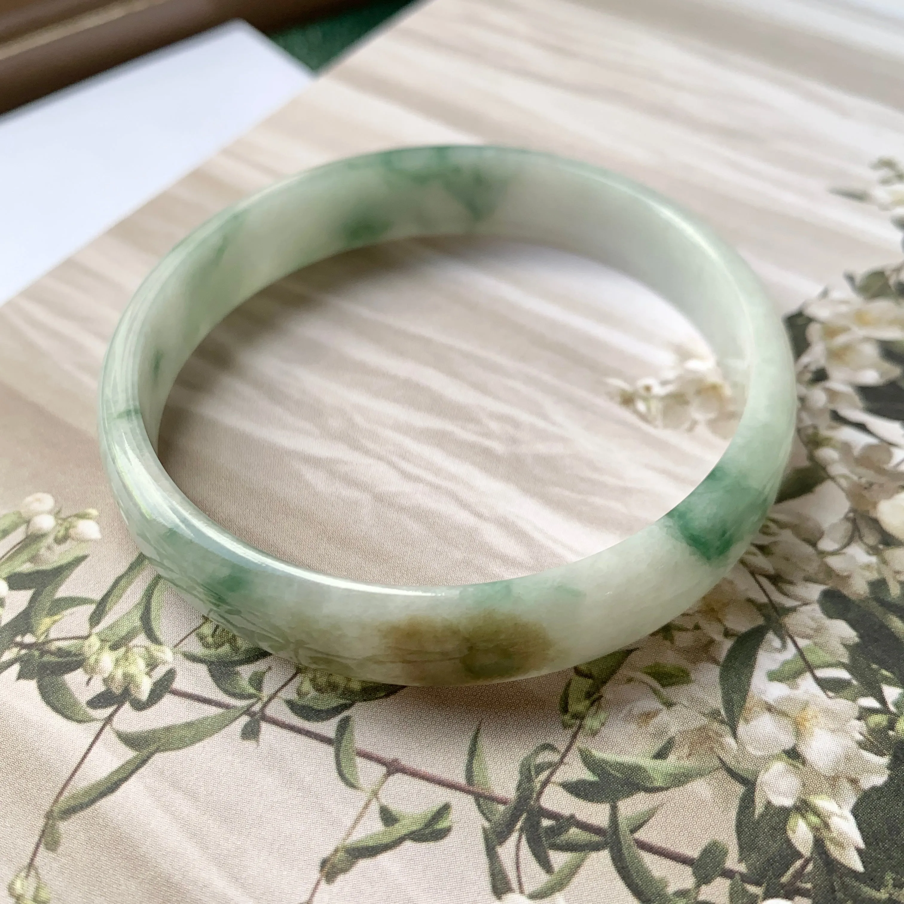 SOLD OUT: 55.2 mm A-Grade Natural Floral Jadeite Modern Round Bangle No.151765