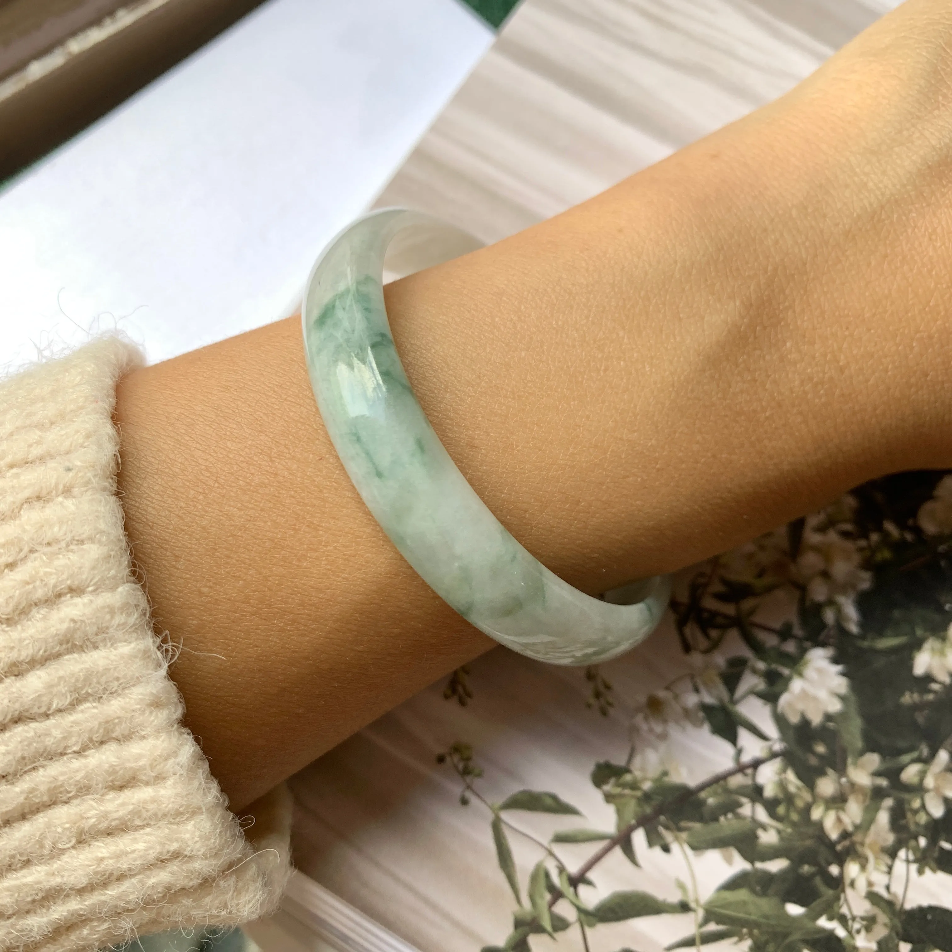 SOLD OUT: 55.2 mm A-Grade Natural Floral Jadeite Modern Round Bangle No.151765