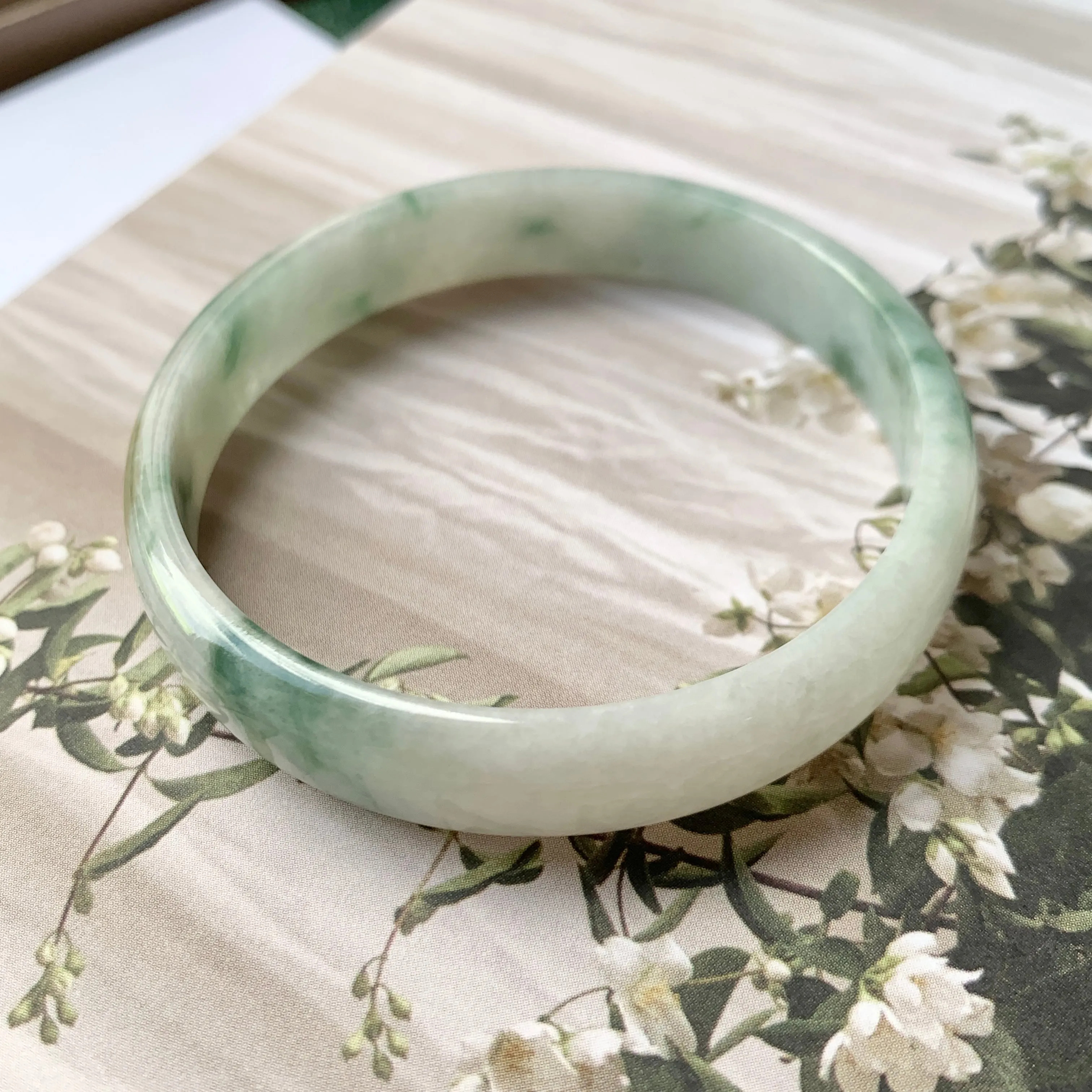 SOLD OUT: 55.2 mm A-Grade Natural Floral Jadeite Modern Round Bangle No.151765