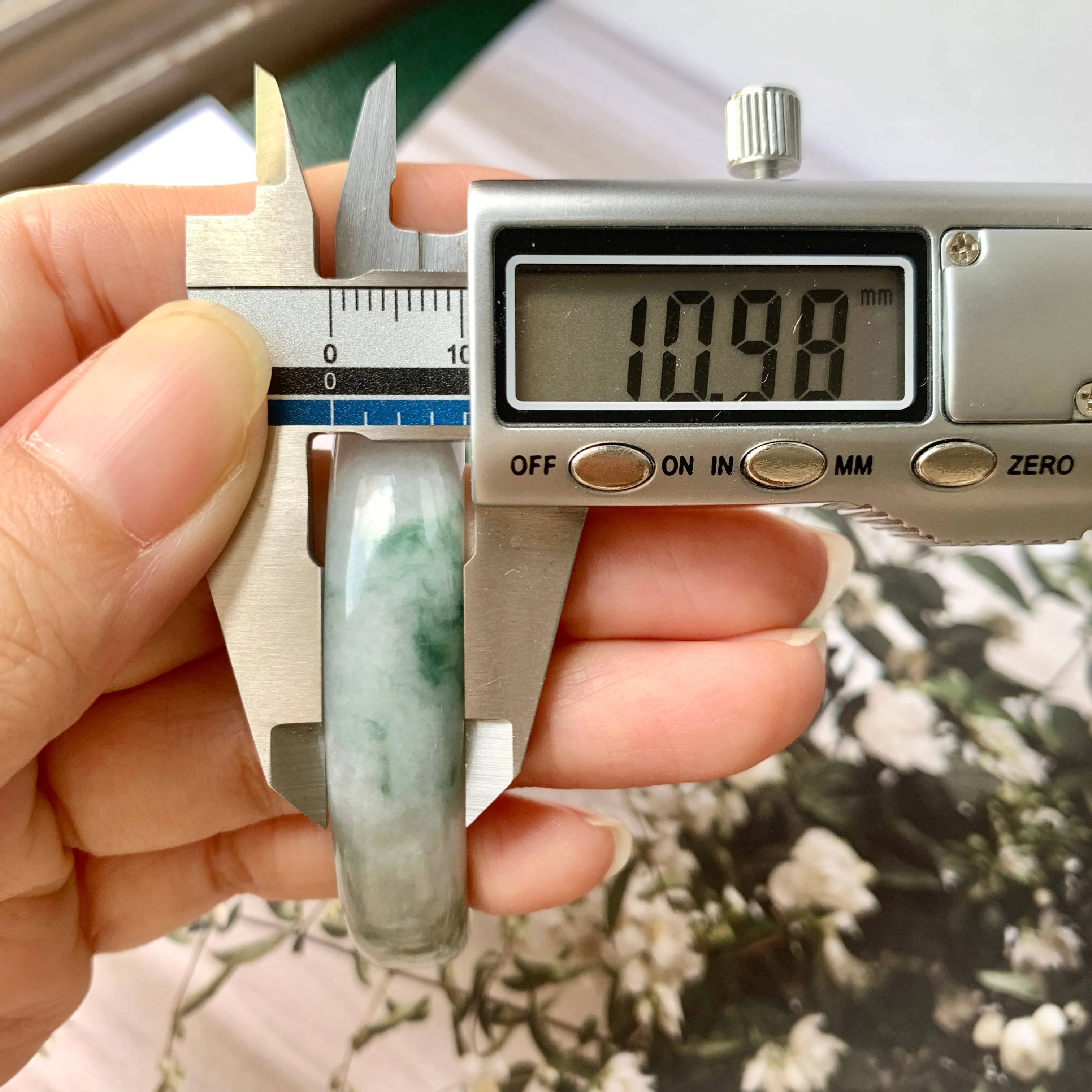 SOLD OUT: 55.2 mm A-Grade Natural Floral Jadeite Modern Round Bangle No.151765