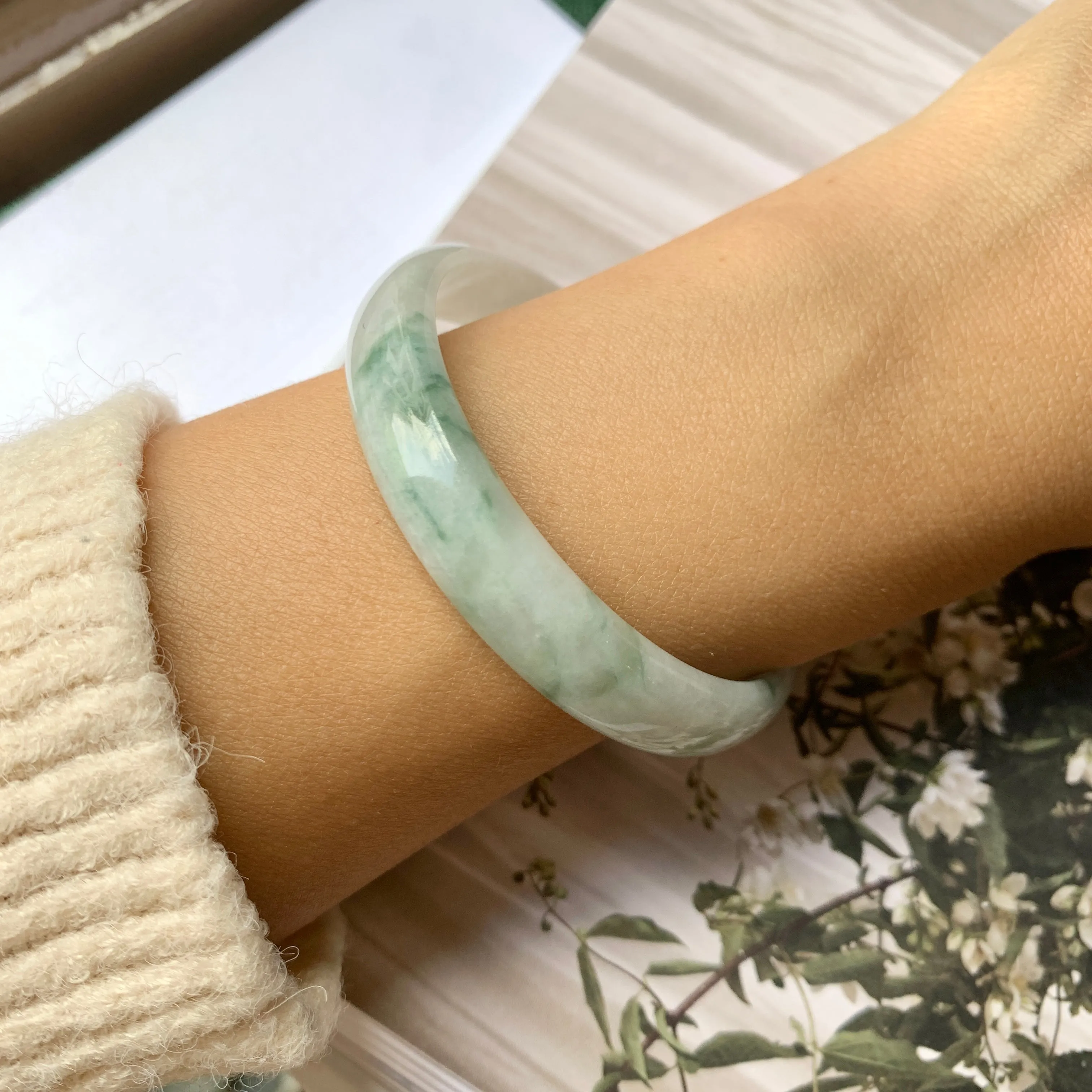 SOLD OUT: 55.2 mm A-Grade Natural Floral Jadeite Modern Round Bangle No.151765