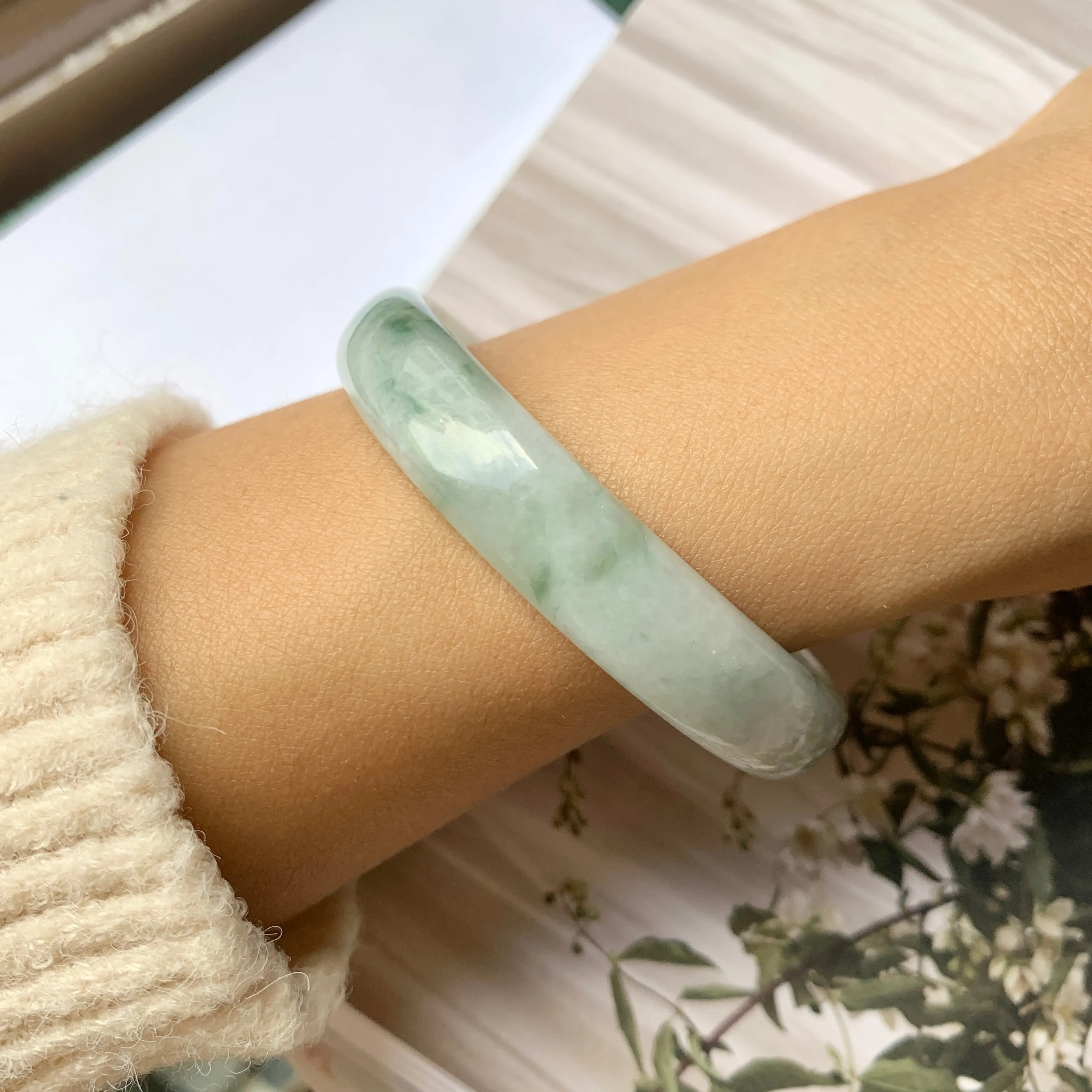 SOLD OUT: 55.2 mm A-Grade Natural Floral Jadeite Modern Round Bangle No.151765